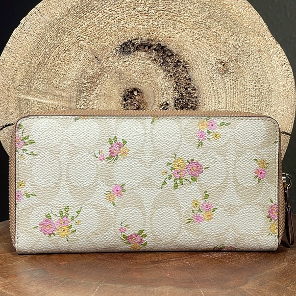 NEW WITH TAGS COACH SIGNATURE WITH DAISY BUNDLE PRINT ACCORDION ZIP WALLET - Picture 2 of 15